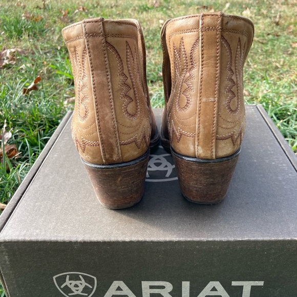 Ariat Stonewashed Booties size 9 only worn once or twice with original box - Picture 4 of 7
